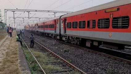 कोकण रेल्वेचा खोळंबा; इंजिनात बिघाड झालेली ट्रेन तब्बल पाच तासांनी मार्गस्थ