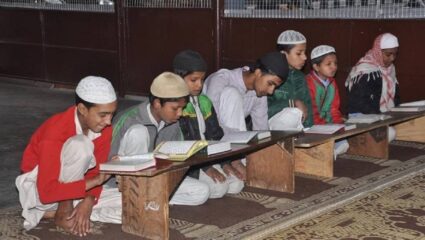 उत्तर प्रदेशातील मदरशात शिकणाऱ्या विद्यार्थ्यांची स्कॉलरशिप रद्द