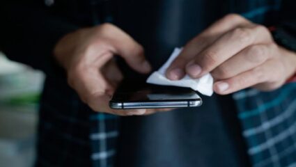 टॉयलेट सीटपेक्षा 10 पट अस्वच्छ तुमच्या हातातील फोन; अभ्यासातून खुलासा