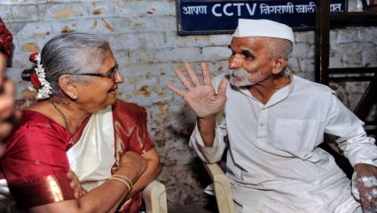 भिडेंच्या पुढे सुधा मूर्ती नतमस्तक; नृसिंहवाडीतील दत्त मंदिरामध्येही घेतले दर्शन