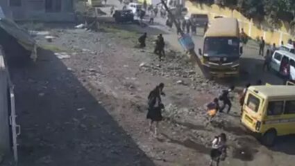 शाळेसमोर स्कूल बसने दहावीच्या विद्यार्थ्याला चिरडले; अपघाताने इतर विद्यार्थ्यांना धक्का