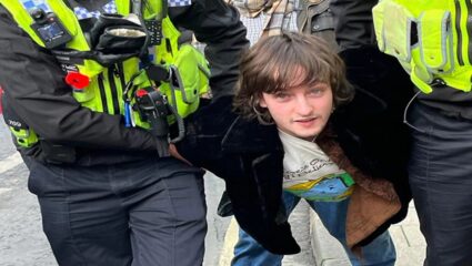 किंग्स चार्ल्स यांच्यावर आंदोलकाने फेकली अंडी; निषेधाची घोषणाबाजी