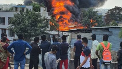 वानवडीमध्ये आगीत चार ते पाच घरे जळून खाक; शॉर्टसर्किटमुळे आगीचा भडका