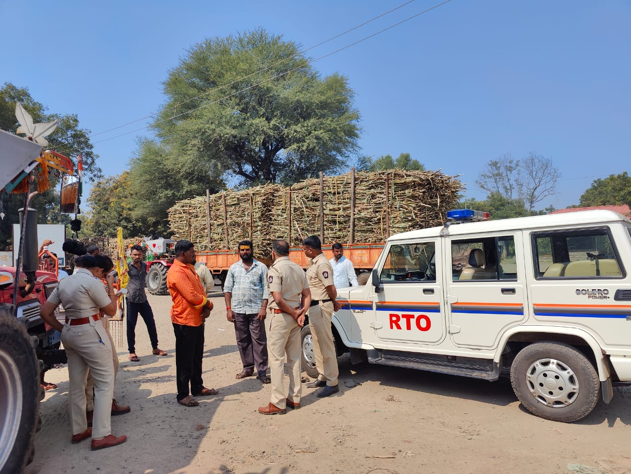आरटीओची धडक कारवाई ; ऊस वाहतूक वाहनांची तपासणी , दोन लाखांचा दंड वसूल  