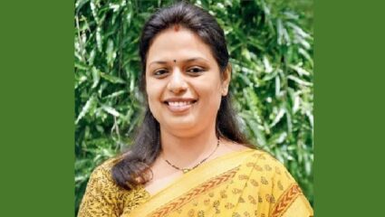 ते ४८ तासात जाणार होते ना? गेले की? फक्त “कर नाटक”?, शिंदे गटाच्या प्रवक्त्या शितल म्हात्रेंचा शरद पवारांना टोला