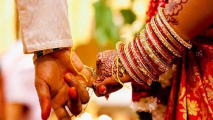 ‘शुभमंगल सावधान!’ प्रेमीयुगुलांनी थेट पोलिसस्टेशन मध्येच उरकलं लग्न