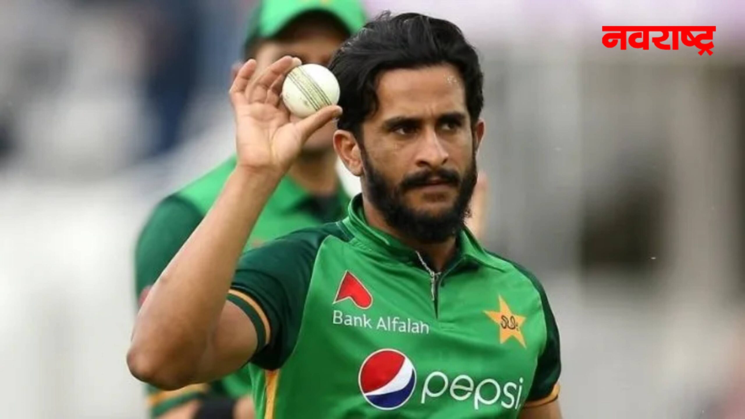 पाकिस्तानी गोलंदाजाने केली प्रेक्षकांना मारहाण; पहा व्हिडीओ