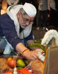 खास पांरपारिक पद्धतीनं आमीर खाननं ऑफिसमध्ये केली पुजा, फोटो नेटकऱ्यांच्या पंसतीस