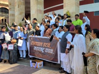 राज्यपाल हटावसाठी विरोधक आक्रमक; विरोधकांचे विधान भवनाच्या पायऱ्यावर राज्यपालांच्या विरोधात घोषणाबाजी व आंदोलन
