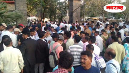 थेट जिल्हाधिकारी कार्यालयावर धडकले शेतकरी, रिलायन्स सेझ प्रकल्पाची जमीन परत मिळवण्यासाठी आक्रोश