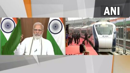 जड अंत:करणाने कर्तव्यावर परतले नरेंद्र मोदी! वंदे भारत एक्सप्रेस ट्रेनला दाखवला हिरवा झेंडा, व्हिडिओ कॉन्फरन्सिंगद्वारे सहभागी
