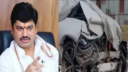 राष्ट्रवादी काँग्रेस नेते धनंजय मुंडेंच्या गाडीला अपघात, छातीला मार, अजित पवारांनी विधानसभेत दिलेल्या सल्ल्याकडं दुर्लक्ष..