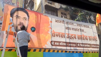 तेजस ठाकरेंचे गिरगावात लागले बॅनर्स, मीडियाने प्रसिद्धी देताच शिवसैनिकही ॲक्शन मोडमध्ये, करत आहेत असं काम की… Video होतोय Viral