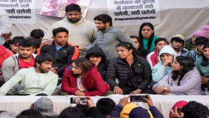 अखेर कुस्तीपटूंचा संप मागे; क्रीडा मंत्र्यांनी आश्वासन दिल्यानंतर निर्णय,चौकशीसाठी समिती स्थापना