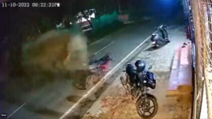 अहो आश्चर्यम! रस्त्यावर बाईक पार्क करणाऱ्याची हत्तीने चांगलीच जिरवली, धावत येत सोंडेनेच बाईक अशी उडवली की, व्हिडिओ होतोय व्हायरल