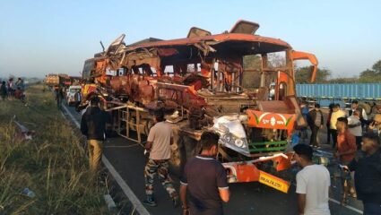 सिन्नर शिर्डी महामार्गावर साईभक्तांच्या बसला भीषण अपघात, 10 जण ठार तर 12 गंभीर; बस अन् ट्रकची समोरासमोर धडक