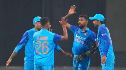 भारताची विजयी सलामी! चित्तथरारक सामन्यात भारताचा श्रीलंकेवर २ धावांनी विजय; शिवमचे पदार्पणात ४ बळी