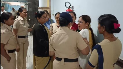 कल्याण डोंबिवली पालिका आयुक्तांच्या दालनाबाहेर गोंधळ, आंदोलकांची सुरक्षा रक्षकांविरोधात पोलीस ठाण्यात धाव