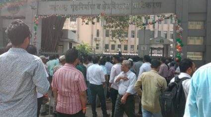 ठाकरे गटाचे कार्यकर्ते आक्रमक, म्हाडाच्या कार्यालयात घुसून अनिल परब यांच्या समर्थनार्थ घोषणाबाजी