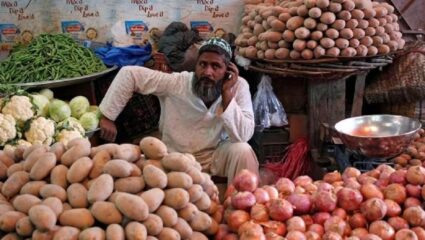 पाकिस्तानाची दैना पाहवेना, चिकनच्या दरात १७३ रुपयांनी वाढ! एक लिटर दूध 150 रुपयाला, कांद्याचे भावही भिडले गगनाला