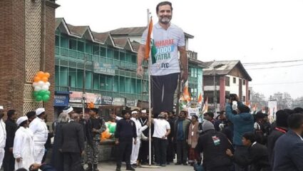 राहुल गांधींनी लाल चौकात फडकवला तिरंगा, श्रीनगरमधे काँग्रेस नेत्यांसह नागरिकांचा भारत जोडो यात्रेला मोठा प्रतिसाद!