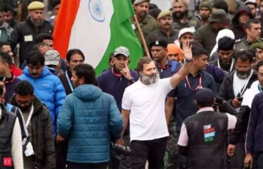 370 कलम हटले, पण कश्मीरचे प्रश्न तेच आहेत; कश्मिरी पंडितांच्या प्रश्नाचे राजकारण सदैव झाले, सामनातून भाजपावर टिका