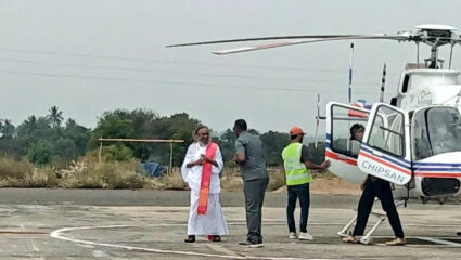 श्री श्री रविशंकर यांच्या हेलिकॉप्टरचं इमर्जन्सी लँडिंग, तामिळनाडूच्या इरोड जिल्ह्यात अचानक का थांबवलं चॉपर ?
