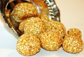 तीळ गूळ घ्या, गोड-गोड बोला