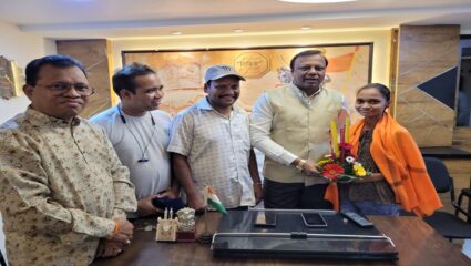कल्याणमधल्या विद्यार्थिनीच्या प्रामाणिकपणाचा आदर्श, रस्त्यावर सापडलेली ‘ही’ गोष्ट केली परत
