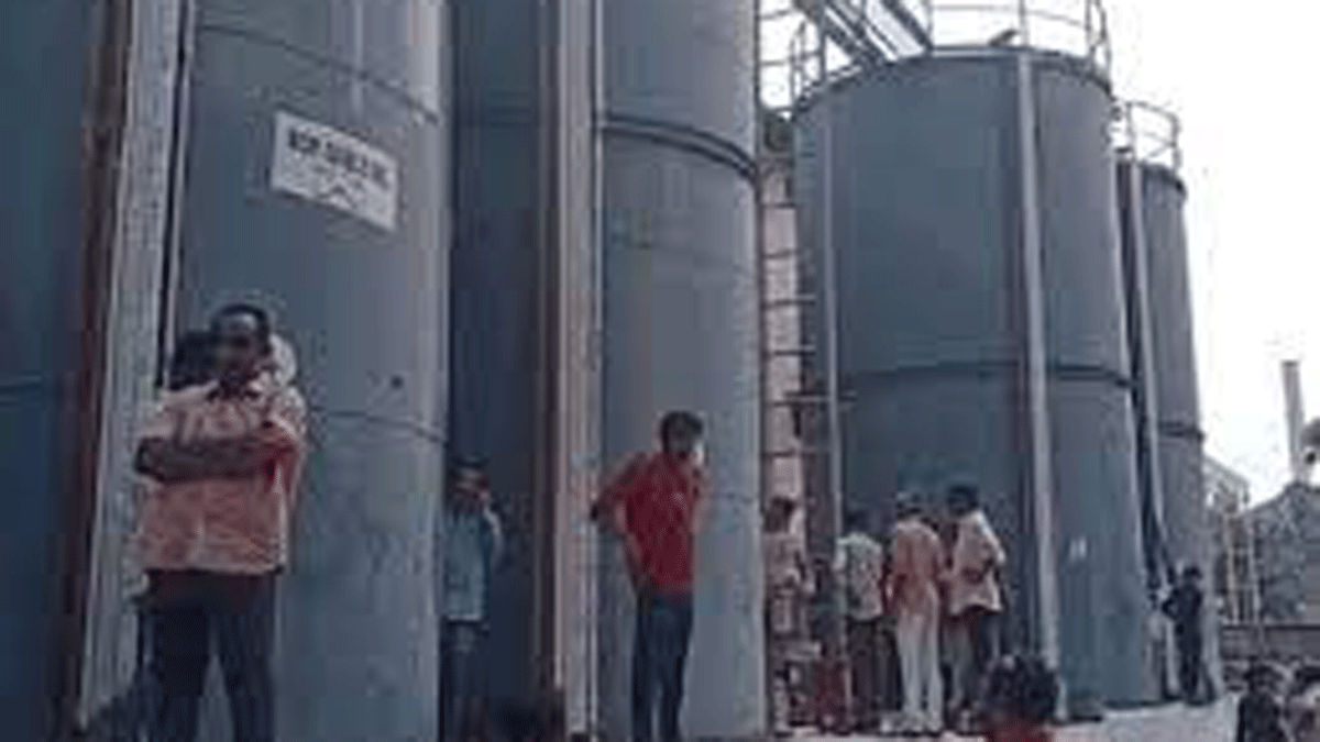 तेल कारखान्यात टँकर साफ करताना गुदमरून 7 मजुरांचा मृत्यू; 10 दिवसांपूर्वीच लागले होते कामाला अन् आज…