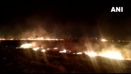 अक्कलकोटमध्ये रबर कंपनीला मोठी आग; अग्निशमन दलाच्या 20 गाड्या घटनास्थळी दाखल, ‘या’ कारणामुळं…