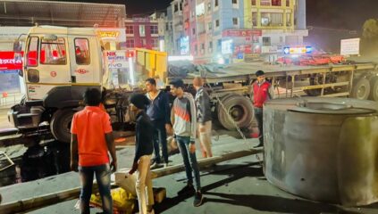 उरुळी कांचनमध्ये तीन वाहनांचा विचित्र अपघात, एकाचा जागेवरच मृत्यू ; दोन कंटेनरसह कारचे नुकसान