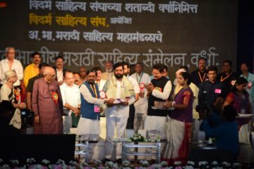 वर्ध्यातील अखिल भारतीय मराठी साहित्य संमेलनात गोंधळ; मुख्यमंत्री एकनाथ शिंदेंच्या भाषणावेळी घोषणाबाजी, नेमका काय घडला प्रकार?