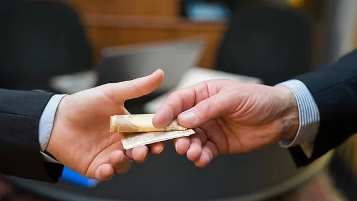 कर्माची फळं! 32 वर्षांपूर्वी घेतली होती 100 रुपयांची लाच, आता 82 वर्षीय सेवानिवृत्त रेल्वे कर्मचाऱ्याला शिक्षा