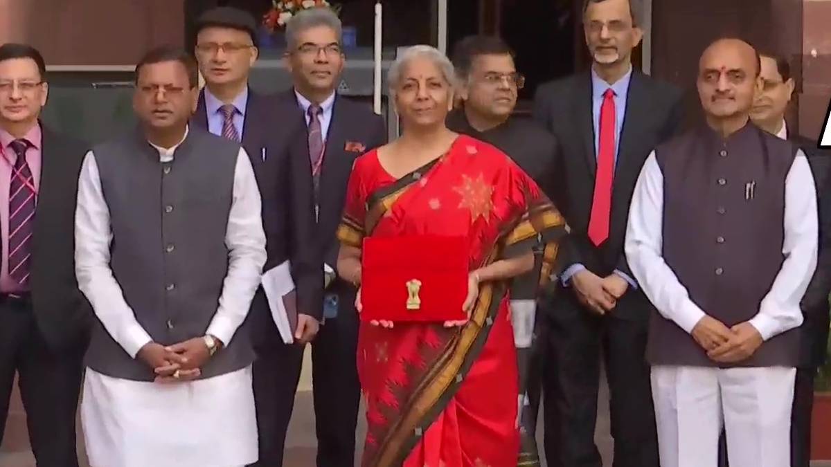 मध्यमवर्गीयांना आयकरात सूट, मोबाईल-गाड्या स्वस्त, शेतकऱ्यांनाही आमिष, केंद्रीय अर्थमंत्री निर्मला सीतारमण यांचं 2024 लोकसभा निवडणुकांपूर्वीचं ‘इलेक्शन बजेट’?, घ्या जाणून