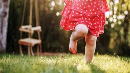 लहानपणी अनवाणी चालल्याचे आहेत अनेक फायदे! स्नायू आणि हाडं होतात सशक्त, बुदधी होते तीक्ष्ण