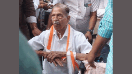 हजारो मतदारांनी बजावला मतदानाचा हक्क, पण चर्चा गिरीश बापटांची; ऑक्सिजन सिलेंडरसह मतदान केंद्रावर