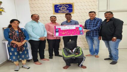ट्रेनमध्ये झोपलेल्या प्रवाशांचे दागिने आणि मोबाईल घेऊन चोरटा झाला पसार, पोलिसांनी कसा लावला छडा ? जाणून घ्या