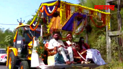 कार आणि घोडा सोडून JCB वर वऱ्हाडासह आला नवरदेव, नवरी झाली शॉक, सोशल मीडियावर VIRAL झाले फोटो