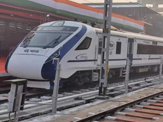 मुंबईकरांना नवीन एसी लोकलसाठी करावी लागणार प्रतीक्षाच ! 238 ‘वंदे भारत मेट्रो’ला मंजुरी असूनही योजना का रखडली? जाणून घ्या…