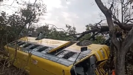 जळगावात स्कूल बसचा भीषण अपघात; 30 विद्यार्थी असलेली अख्खी बसच झाली पलटी