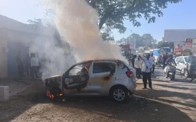 रस्त्याच्या कडेला लावलेल्या कारने घेतला अचानक पेट; आगीत कार जळून खाक