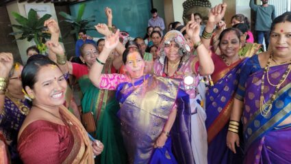 धुळवडीनिमित्त ब्रास बँडवर थिरकल्या आमदार मंदा म्हात्रे, रंग खेळण्यात झाल्या दंग ; पाहा VIDEO