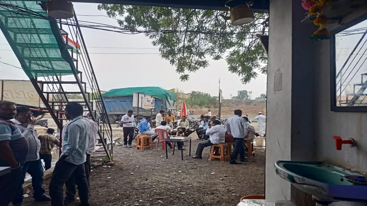 बोदवड तालुक्यातील संपावर असलेले शिक्षक चहाच्या कट्ट्यावर, शासनाच्या आदेशाला केराची टोपली