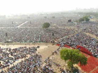 महाराष्ट्र भूषण पुरस्कार! राज्यभरातून श्रीसेवक खारघरमध्ये दाखल; कार्यक्रमाच्या स्थळी श्रीसेवकांवर हेलिकॉप्टरमधून पुष्पवृष्टी, किती अनुयायी आलेत माहितेय का?