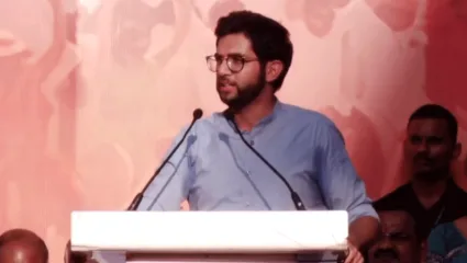 ‘चोरांचा पक्ष नसतो तर ती टोळी असते’; आदित्य ठाकरेंचे शिवसेनेवर टीकास्त्र