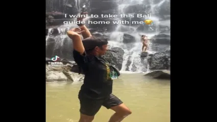 कपल्सना धबधब्याखाली पोज देण्यासाठी स्पेशल टूर गाईड!!!, सोशल मीडियावर Video Viral