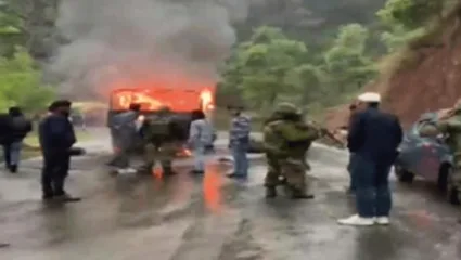 जम्मू-काश्मीरमधील पूंछमध्ये लष्कराच्या वाहनाला आग; चार जवान शहीद