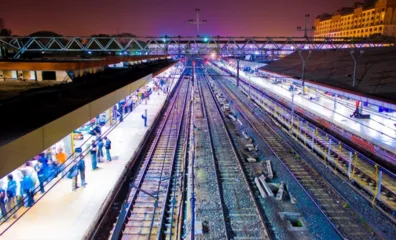 रेल्वेच्या पुणे विभागाची ऐतिहासिक कामगिरी, 5 कोटी प्रवाशांनी केला प्रवास; प्रवासी वाहतुकीतून तब्बल ‘इतक्या’ कोटींचे उत्पन्न