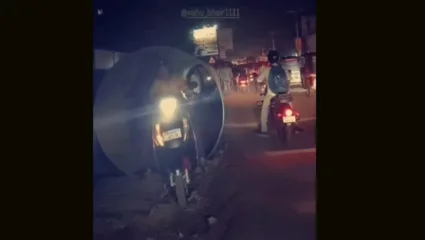 कल्याण शीळ रस्त्यावर चाललंय काय?; चक्क मोठ्या पाईपमधून नेली जातेय दुचाकी अन्…